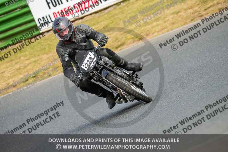 Vintage motorcycle club;eventdigitalimages;mallory park;mallory park trackday photographs;no limits trackdays;peter wileman photography;trackday digital images;trackday photos;vmcc festival 1000 bikes photographs